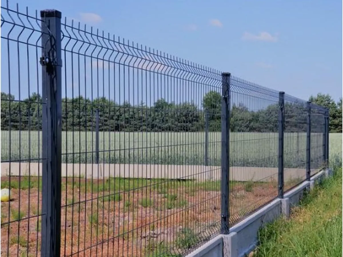 Grafitowe ogrodzenie panelowe 3D z betonową podmurówką