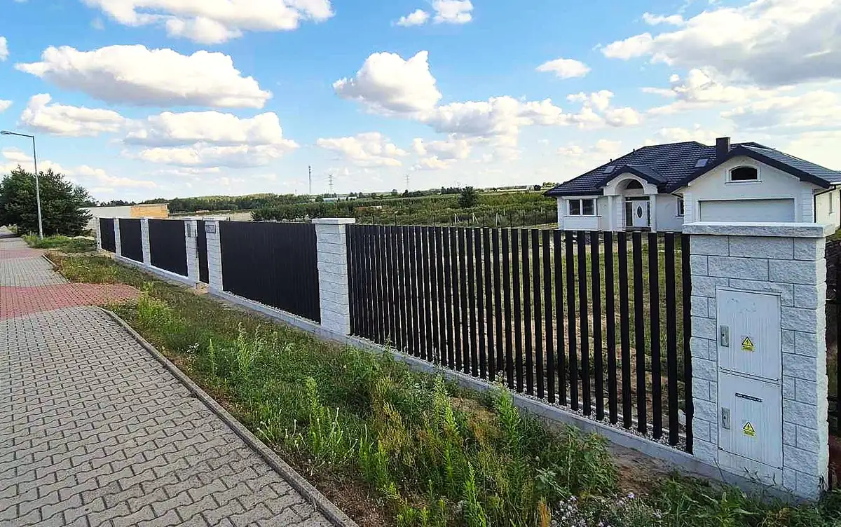 Wykonane ogrodzenie posesji — inspiracja dla klientów z Brzegu — zdjęcie 6