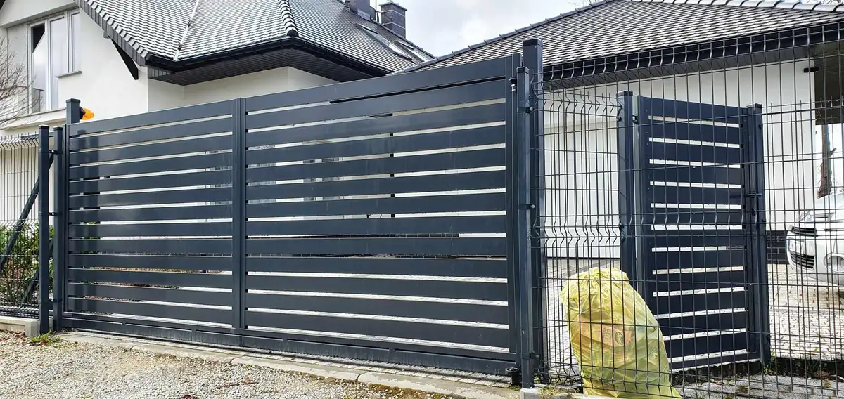 Ogrodzenie panelowe z podmurówką na działce o równym terenie